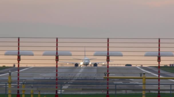 Atterrissage de l'avion au coucher du soleil . — Video