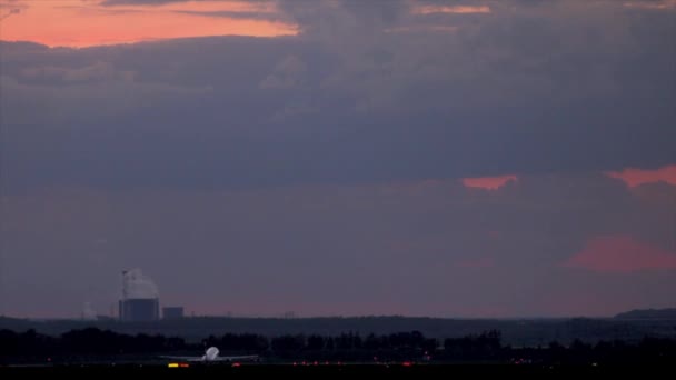 Atterrissage de l'avion au coucher du soleil . — Video