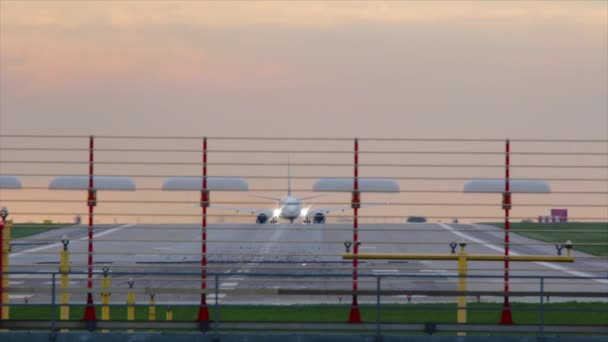 Літак Посадка під час заходу сонця . — стокове відео