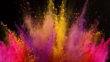 Siyah arkaplanda süper yavaş çekimde renkli toz patlıyor.