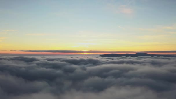 Volando sopra le nuvole del mattino con il tardo sole . — Video Stock