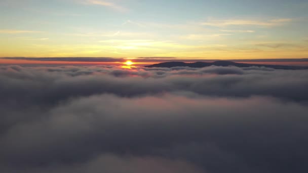 Mit der späten Sonne über Morgenwolken fliegen. — Stockvideo