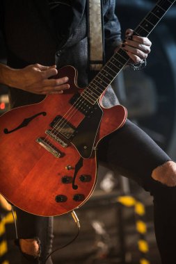 Gitarist konser sahnesinde elektrik gitar çalmak