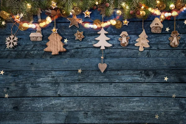 Χριστουγεννιάτικο έλατο υποκαταστήματα σε φόντο ξύλινη. — Φωτογραφία Αρχείου