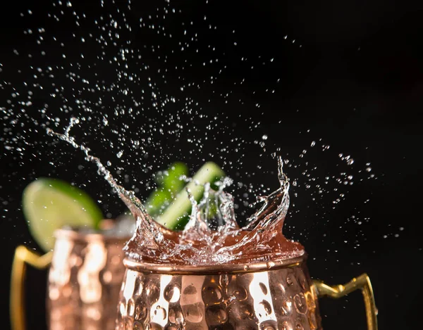 Berömd stänk Moskva mula alkoholhaltig cocktail i kopparmuggar. — Stockfoto