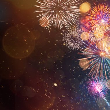 Bokeh özgeçmişi olan renkli bir havai fişek. Yeni yıl kutlaması.