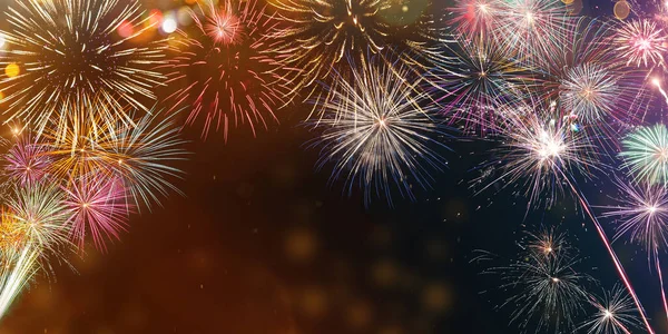 Fogos de artifício coloridos com fundo bokeh. Celebração de Ano Novo . — Fotografia de Stock