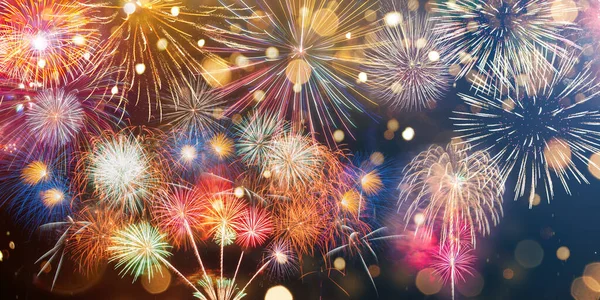 Buntes Feuerwerk mit Bokeh Hintergrund. Neujahrsfeier. — Stockfoto