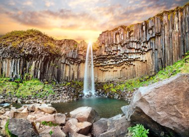 Svartifoss şelalesi. Skaftafell Ulusal Parkı, Vatnajokull Buzulu, İzlanda, Avrupa.