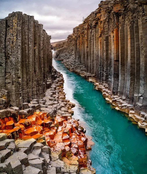 Panorama mozzafiato del canyon di basalto di Studlagil, Islanda. — Foto Stock