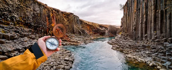 Gezginlerin elinde pusula olan güzel bir manzara.. — Stok fotoğraf