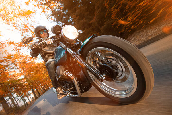 Гонщик Мото на горной дороге, поездка в Европу
.