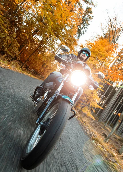 Moto piloto de equitação na estrada de montanha, viajar para a Europa . — Fotografia de Stock