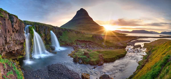 Schöne Landschaft mit Sonnenaufgang am Kirkjufellsfoss Wasserfall und Kirkjufell Berg, Island. — Stockfoto