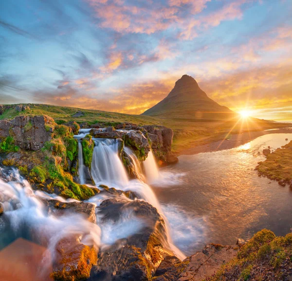 Bellissimo paesaggio con alba sulla cascata Kirkjufellsfoss e montagna Kirkjufell, Islanda. — Foto Stock