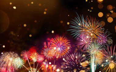 Bokeh özgeçmişi olan renkli bir havai fişek. Yeni yıl kutlaması.