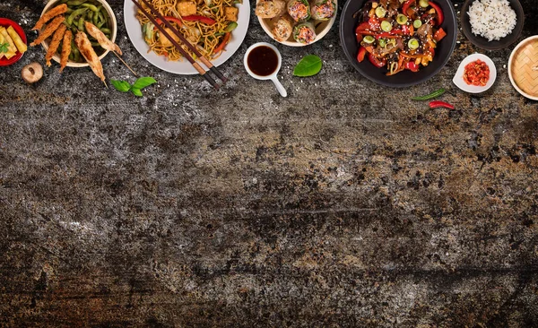 Asiatische Lebensmittel Hintergrund mit verschiedenen Zutaten auf rustikalem Steinhintergrund, Draufsicht. — Stockfoto