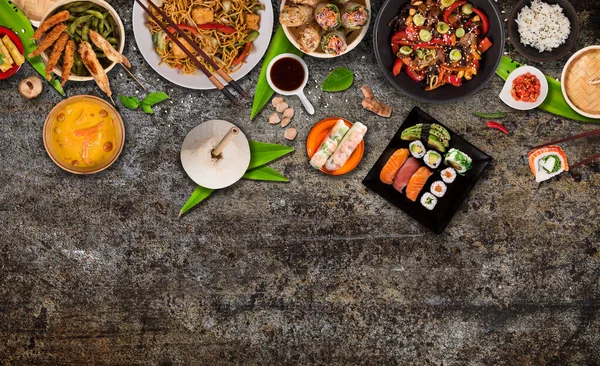 Aziatische voedsel achtergrond met verschillende ingrediënten op rustieke stenen achtergrond, bovenaanzicht. — Stockfoto