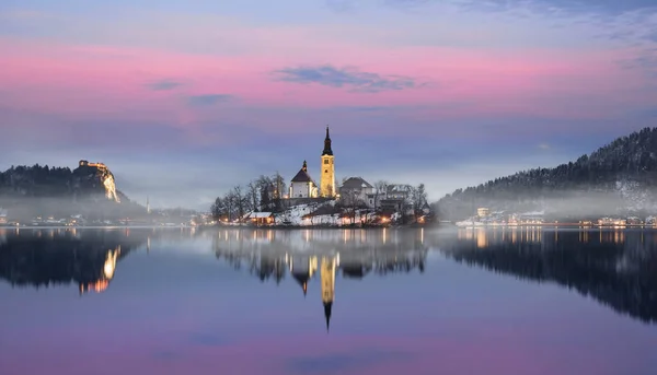 Amazing sunset at the lake Bled in winter, Slovenia. — Stock Photo, Image