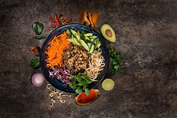 Bun bo nam bo asiatisk mat bakgrund med olika ingredienser på svart stenbord. — Stockfoto