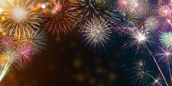 Kleurrijk vuurwerk met bokeh achtergrond. Nieuwjaarsviering. — Stockfoto