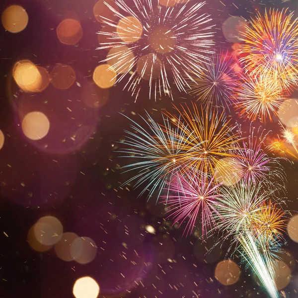 Buntes Feuerwerk mit Bokeh Hintergrund. Neujahrsfeier. — Stockfoto