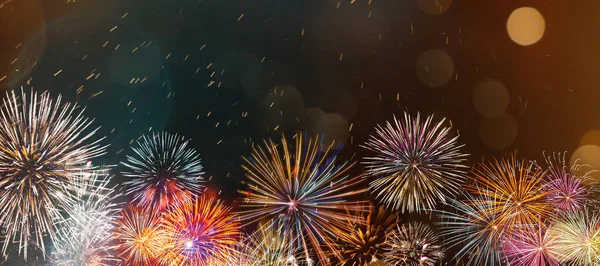 Fogos de artifício coloridos com fundo bokeh. Celebração de Ano Novo . — Fotografia de Stock