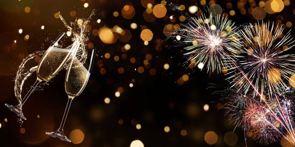 Kleurrijk vuurwerk met bokeh achtergrond. Nieuwjaarsviering. — Stockfoto