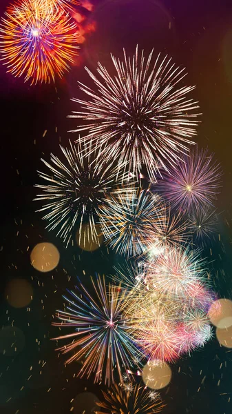 Fogos de artifício coloridos com fundo bokeh. Celebração de Ano Novo . — Fotografia de Stock