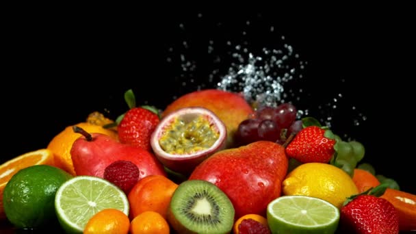 Super Slow Motion Shot de frutas frescas com água salpicante — Vídeo de Stock