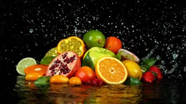 Super pomalý pohyb záběr čerstvého ovoce s stříkající vodou