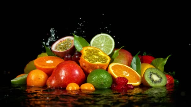 Super Slow Motion Colpo di frutta fresca con spruzzi d'acqua — Video Stock