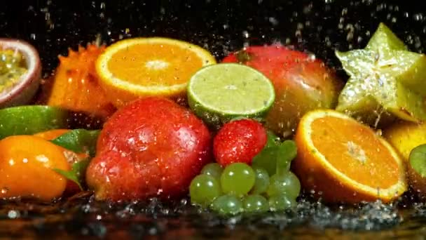 Super Slow Motion Shot de frutas frescas con agua salpicada — Vídeo de stock