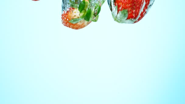 Super Slow Motion Shot από φρέσκιες φράουλες με νερό που πιτσιλάει — Αρχείο Βίντεο