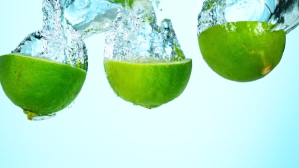 Super Slow Motion Shot of Fresh Limes com Splashing Water — Vídeo de Stock