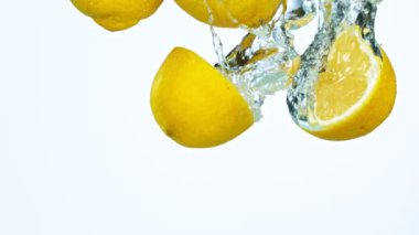 Su Sıçratan Taze Limonların Süper Yavaş Çekimi