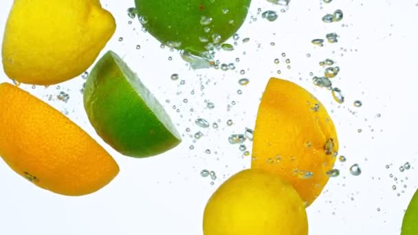 Super Slow Motion Colpo di frutta fresca con spruzzi d'acqua — Video Stock