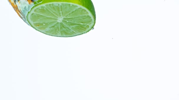 Super Slow Motion Shot van verse Limes met spuitwater — Stockvideo