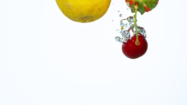 Super pomalý pohyb záběr čerstvého ovoce s stříkající vodou — Stock video