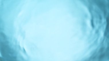 Su yüzeyi çok yavaş çekimde, yüksek hızlı sinema kamerasıyla çekiliyor.