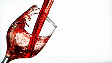 Şarap kadehine dökülen kırmızı şarap.