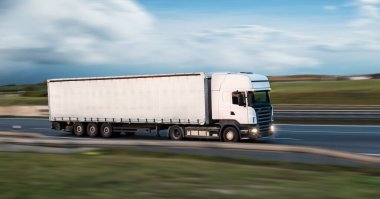 Yolda konteynır taşıyan kamyon, kargo taşımacılığı konsepti.