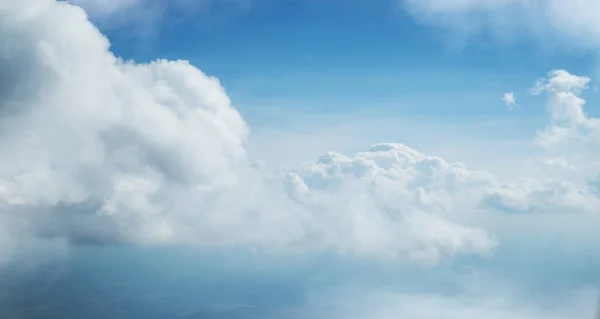 Fundo céu azul com nuvens brancas — Fotografia de Stock