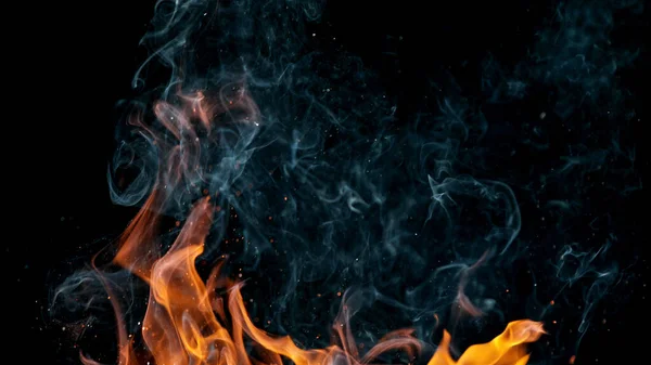 Siyah arkaplanda kıvılcımlar olan ateş alevleri — Stok fotoğraf