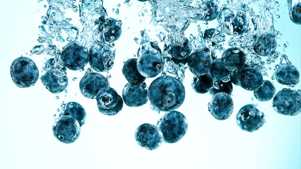 Freeze Motion Shot of Fresh Blueberries caindo na água — Fotografia de Stock