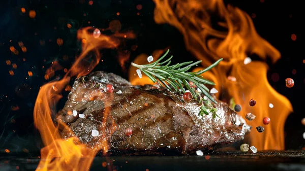 불타는 화덕에 올려 놓은 따끈 한 쇠고기 스테이크. — 스톡 사진