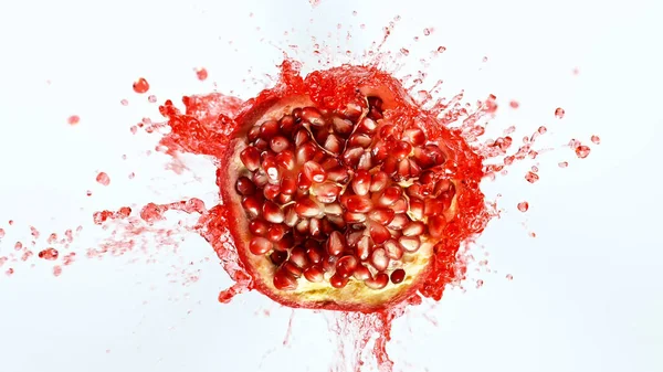 Gefrierbewegung von geschnittenem Granatapfel mit Spritzsaft. — Stockfoto