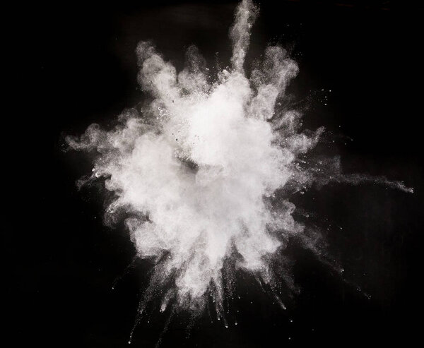 Серебряный порошок на черном фоне
