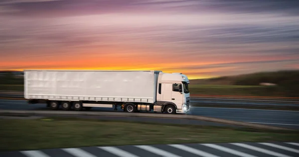 Nákladní automobil s kontejnerem na silnici, koncepce nákladní dopravy. — Stock fotografie