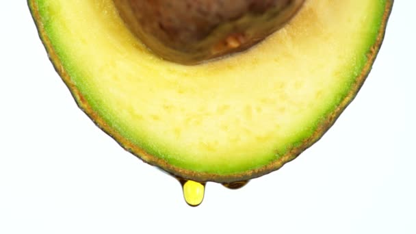 Friss avokádó olajjal. Az egészséges gyümölcs fogalma kozmetikumokban is hasznos. — Stock videók